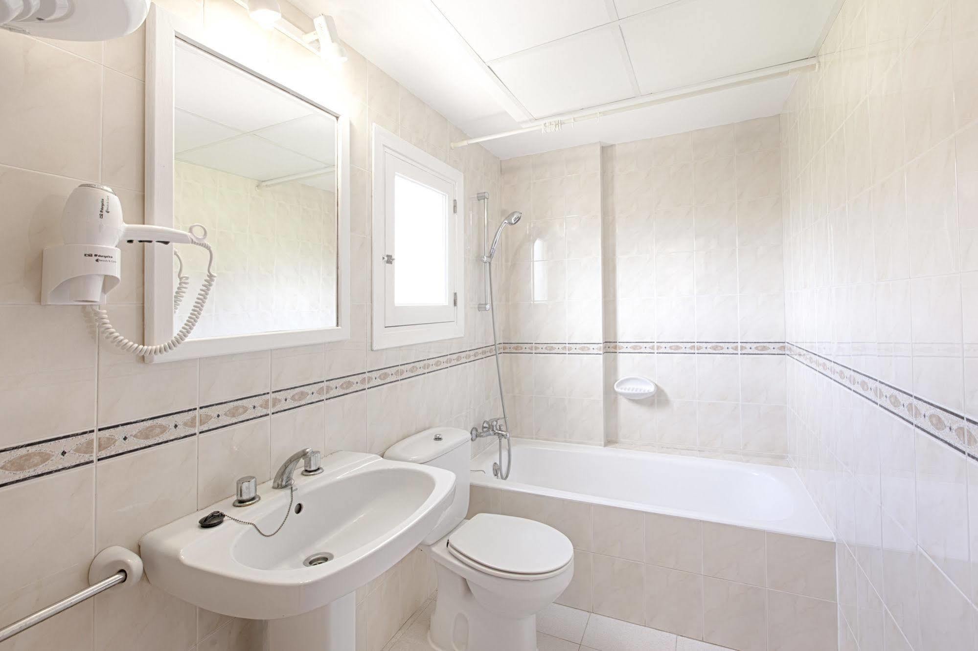 Apartamentos Colomar Santa Eularia des Riu Exterior photo